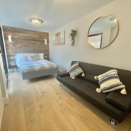 Cloud9 Guest House - By Coastline Retreats - 2 Bedroom Self Contained Garden Flat - Luxury Bath, Netflix, Superfast Wifi, Parking Included Bournemouth Exterior photo