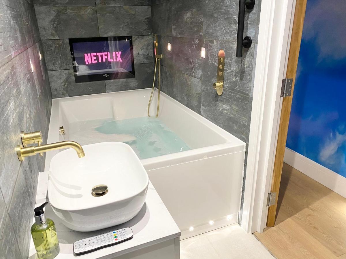 Cloud9 Guest House - By Coastline Retreats - 2 Bedroom Self Contained Garden Flat - Luxury Bath, Netflix, Superfast Wifi, Parking Included Bournemouth Exterior photo