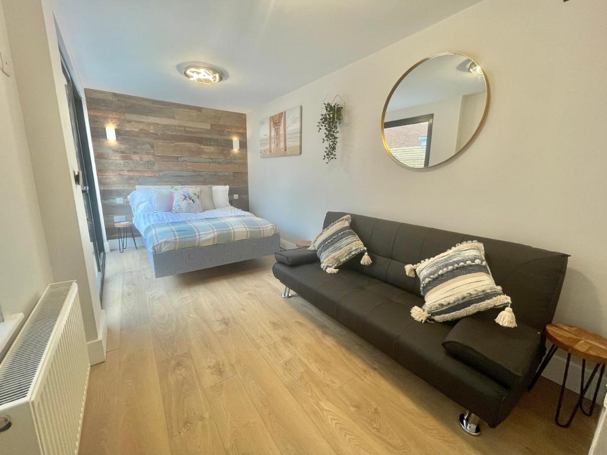 Cloud9 Guest House - By Coastline Retreats - 2 Bedroom Self Contained Garden Flat - Luxury Bath, Netflix, Superfast Wifi, Parking Included Bournemouth Exterior photo
