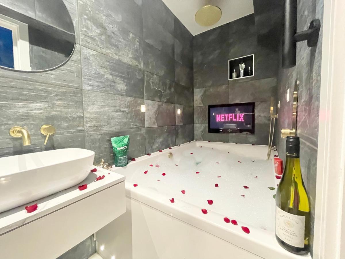 Cloud9 Guest House - By Coastline Retreats - 2 Bedroom Self Contained Garden Flat - Luxury Bath, Netflix, Superfast Wifi, Parking Included Bournemouth Exterior photo
